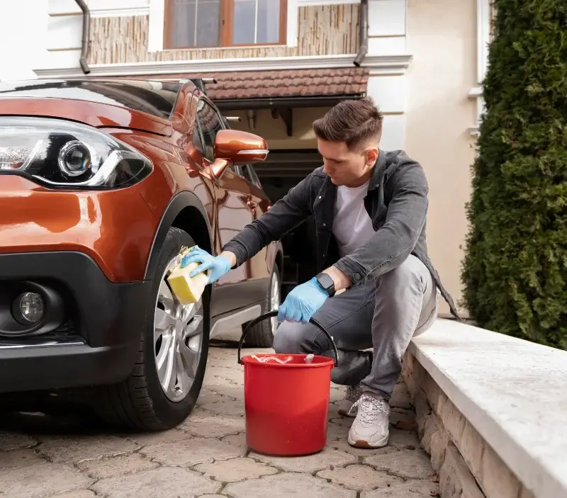 Lavage auto à domicile Hanvec : professionnel intervenant sur un véhicule